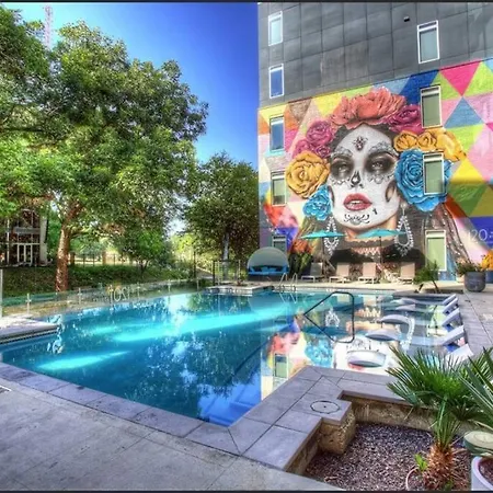 Beautiful Riverwalk Apt With Full Amenities, King Bed & Free Parking